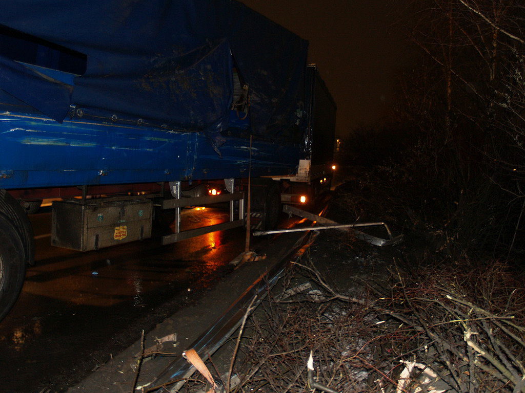 LKW Anhaenger umgekippt Koeln Niehl Geestemuenderstr Industriestr P74.JPG